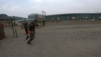 【中国军网】都说400米障碍是“会呼吸的痛”，兵哥咋还跑出哲理来了？