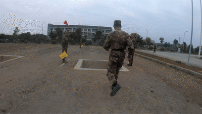 【中国军网】都说400米障碍是“会呼吸的痛”，兵哥咋还跑出哲理来了？