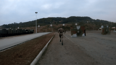 【中国军网】都说400米障碍是“会呼吸的痛”，兵哥咋还跑出哲理来了？