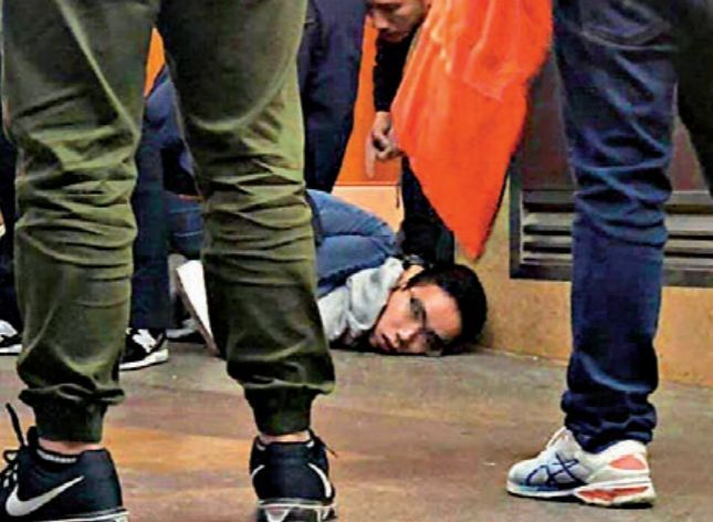 参考消息■昨晚，暴徒突然向港警开枪！