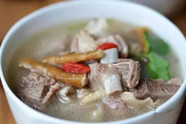 [共青团中央]冬天露脚踝挺美，小心“中寒” │ 团团健康小课堂