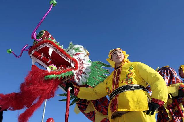 贼热闹吃烤肉品米酒跳篝火舞延边的民俗村天天像过年