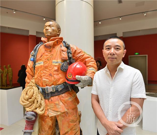 焦兴涛在杂物间里完成的柏木雕塑《烈焰青春》,获得中国美术最高奖