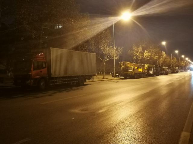 「新京报」丰台槐房西路绿化带间“小路”多，居民呼吁增设过街设施