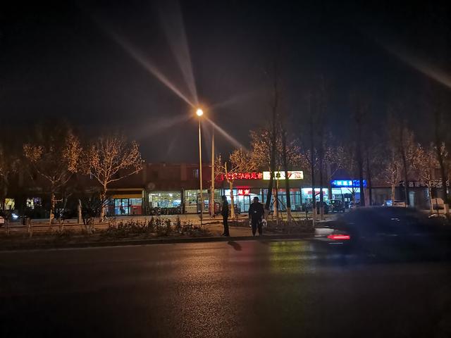 「新京报」丰台槐房西路绿化带间“小路”多，居民呼吁增设过街设施