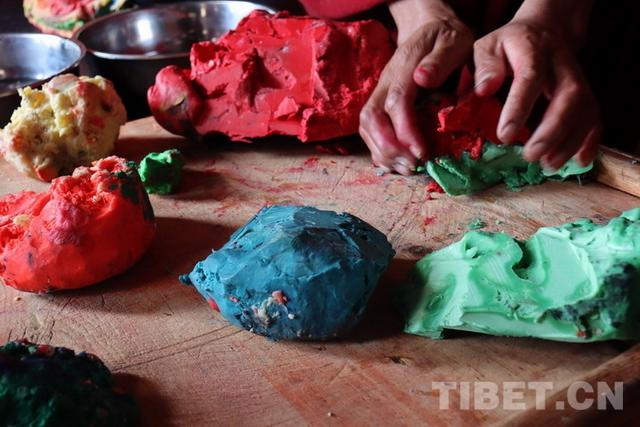 图为僧人在为制作酥油花做准备 摄影:泽仁措姆