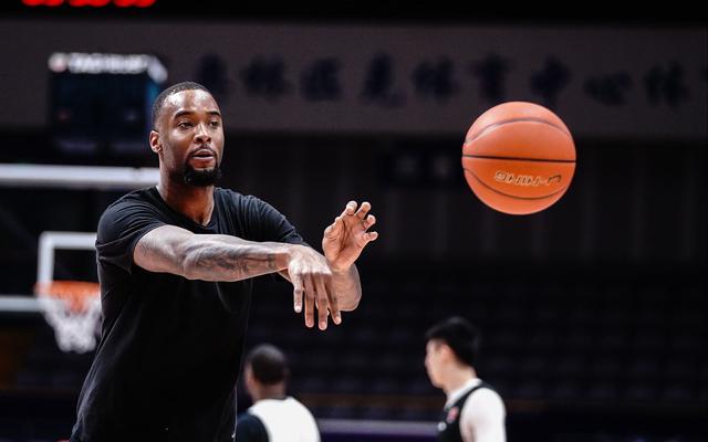 新京报■穆特里已随北控训练，是否签约马布里仍在考虑中