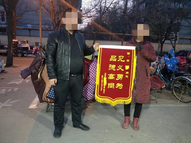 该出手时就出手老田你抓小偷的样子帅极了
