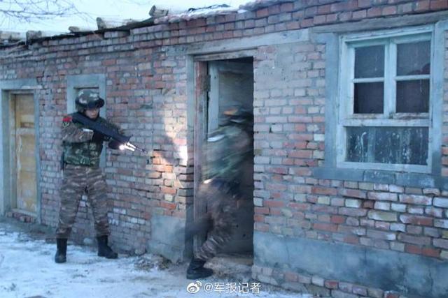 「中国军网」零下20摄氏度，看特战队员爬冰卧雪勇猛突击