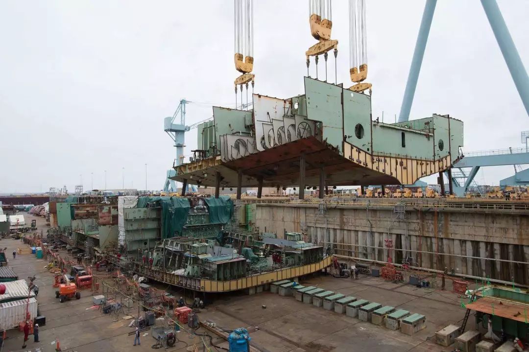 现代舰艇通常在船坞和船台上建造接下来是漫长的舰艇建造工作建造