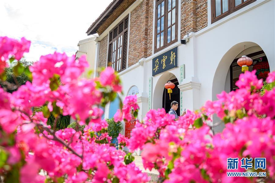 「新华网」黄文庆和他的郑和·朵云轩（马六甲）艺术馆