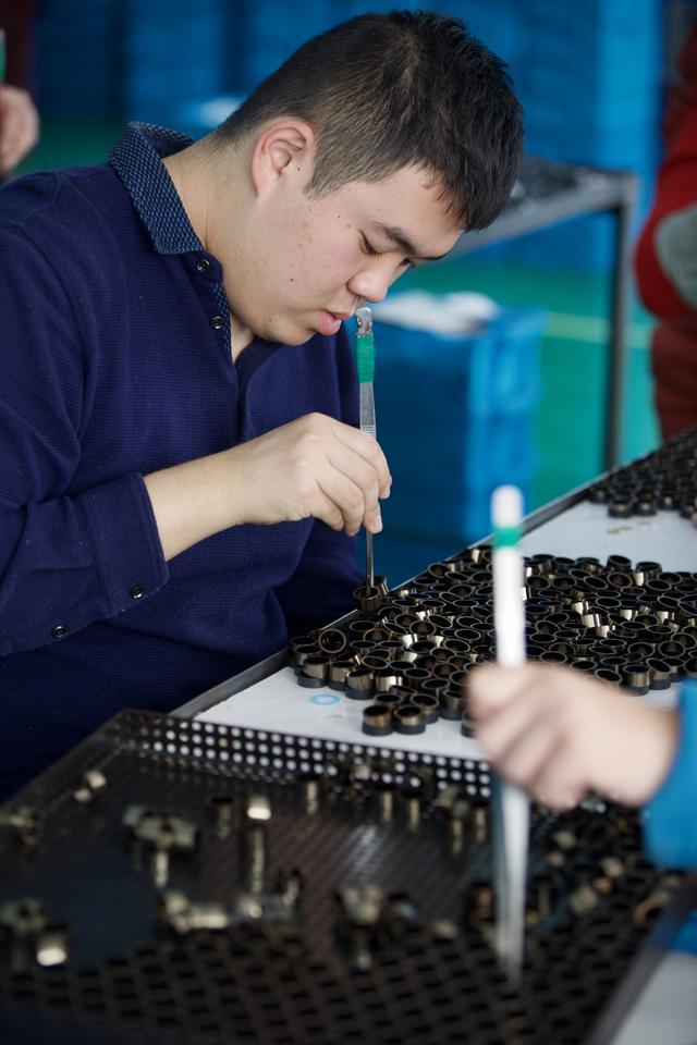 「新京报」轻度自闭症青年上班记