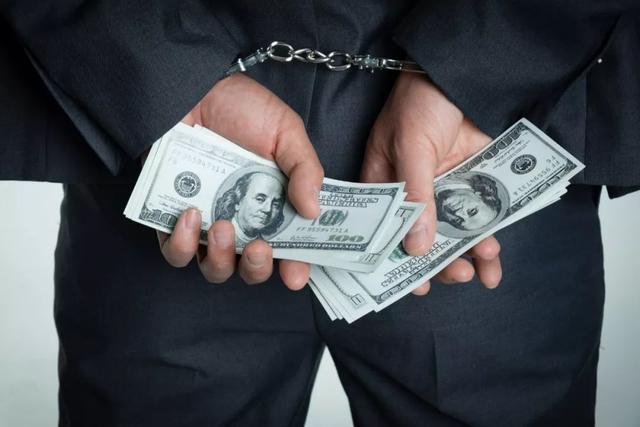 中国青年网：女硕士“勾结外人”骗走银行10亿 被判3年