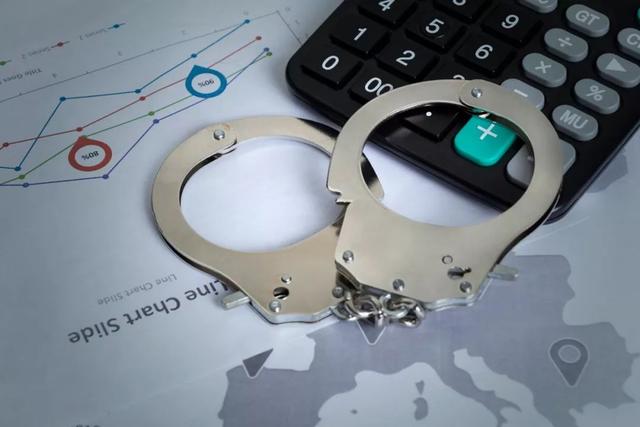 中国青年网：女硕士“勾结外人”骗走银行10亿 被判3年