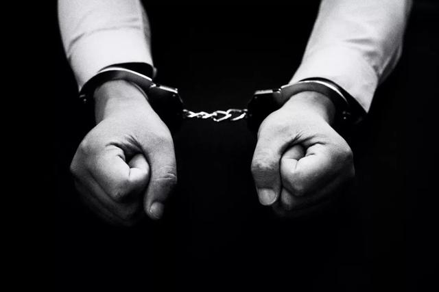 中国青年网：女硕士“勾结外人”骗走银行10亿 被判3年