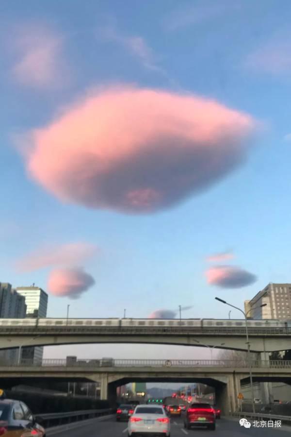 #观察者网#北京清晨，七彩祥云？