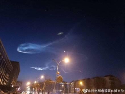 #观察者网#北京清晨，七彩祥云？