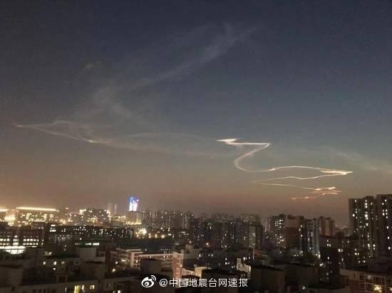 #观察者网#北京清晨，七彩祥云？