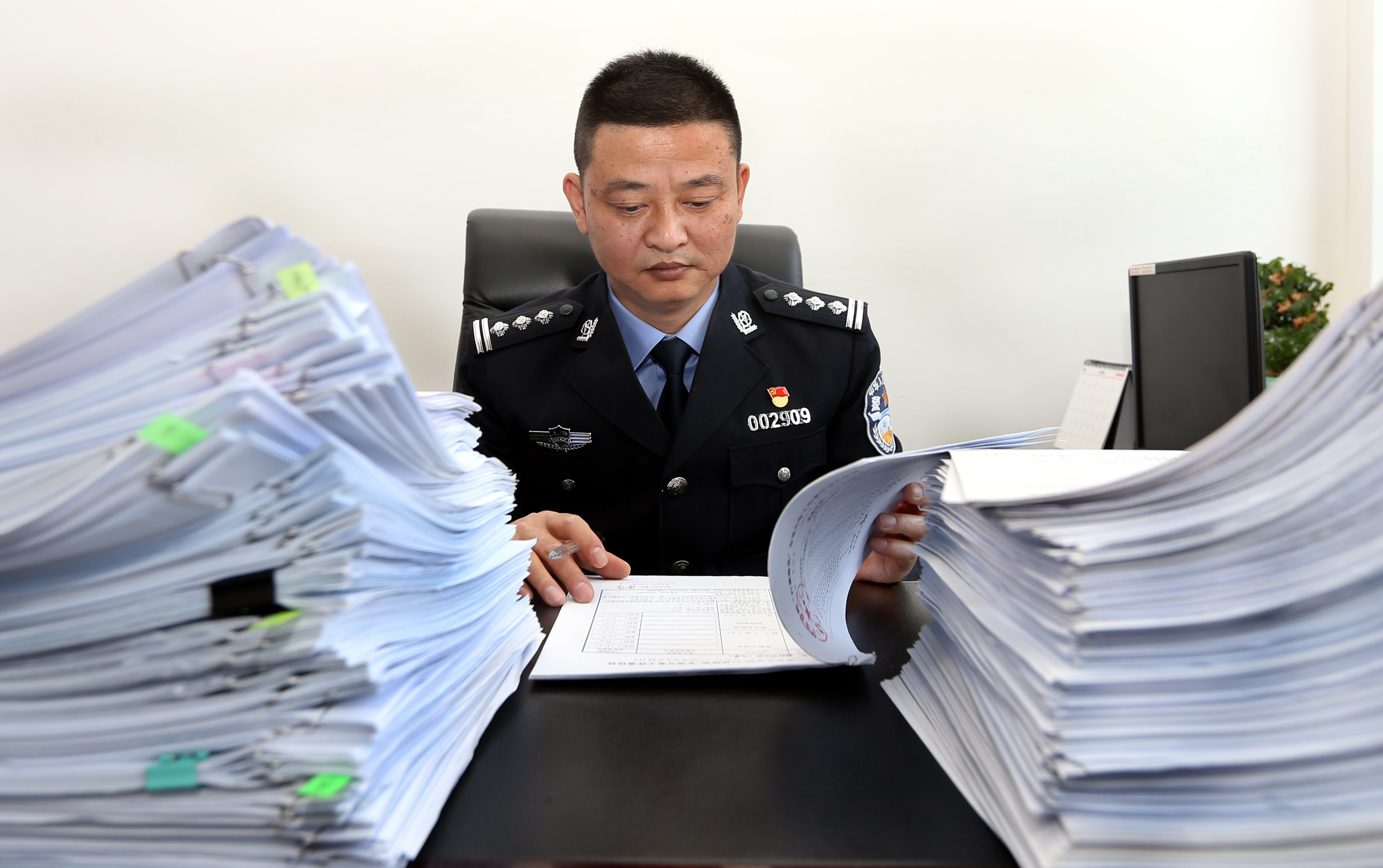 「每日经济新闻」民法典草案“合体”后首次完整亮相：禁止高利放贷明确写入条文，“隐私”定义进一步细化