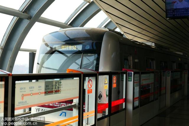 【人民网】北京地铁燕房线列车实现无人驾驶