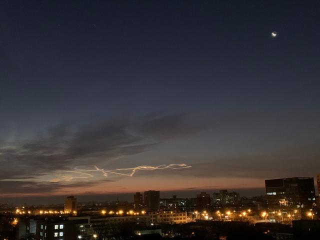 北京日报客户端@北京天空中现“奇怪的云”，气象北京回应