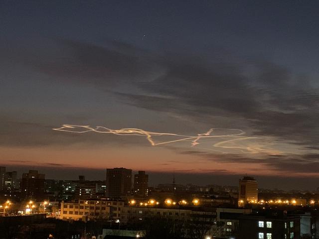北京日报客户端@北京天空中现“奇怪的云”，气象北京回应