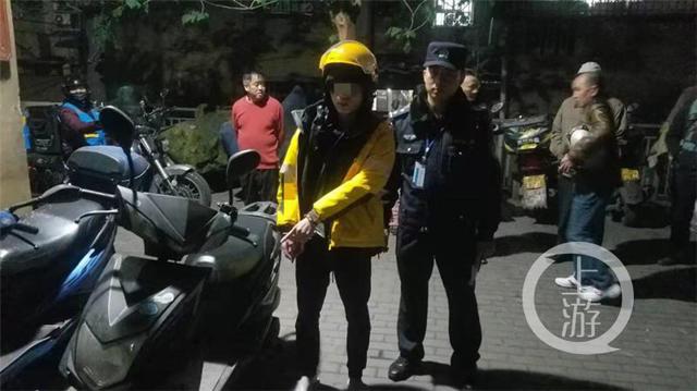 #上游新闻#偷摩托差“技术”现场手机上网学 结果令人愉悦