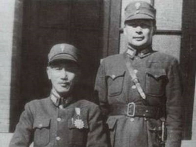 胡宗南（右）与蒋介石.jpg