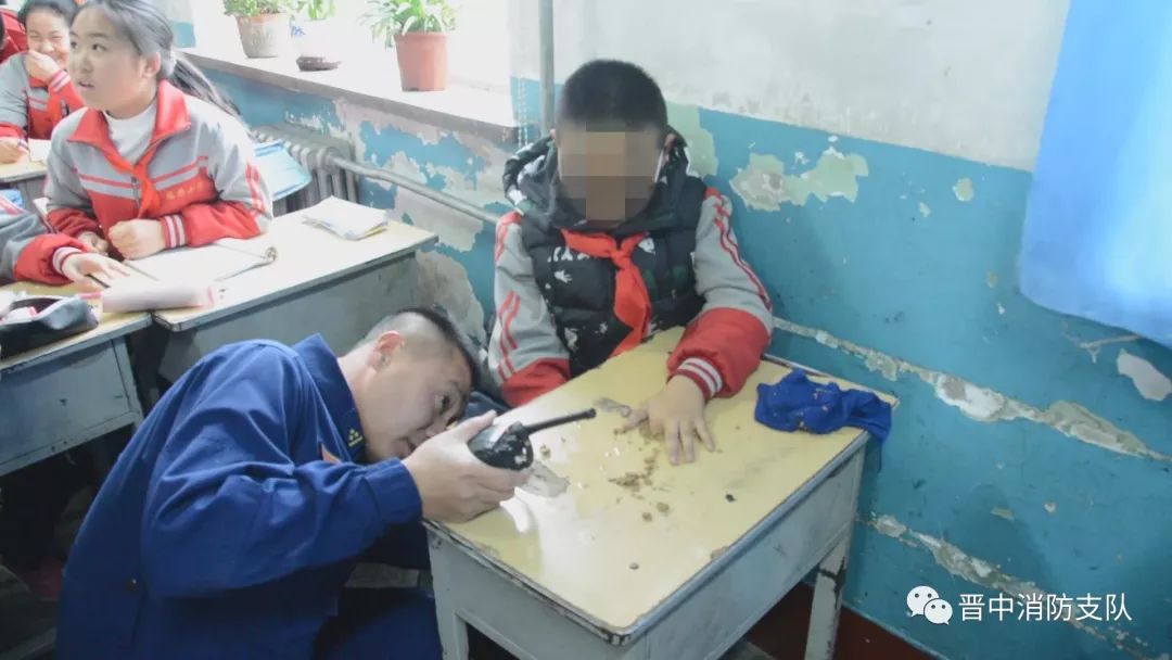 「山西消防」2019“熊孩子”被卡的N种方式，让人又心疼又想笑！
