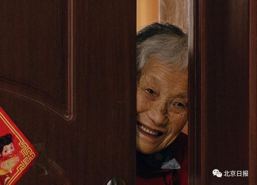 「澎湃新闻」一张照片上热搜，看着看着就哭了