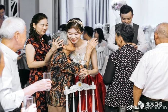 「澎湃新闻」一张照片上热搜，看着看着就哭了
