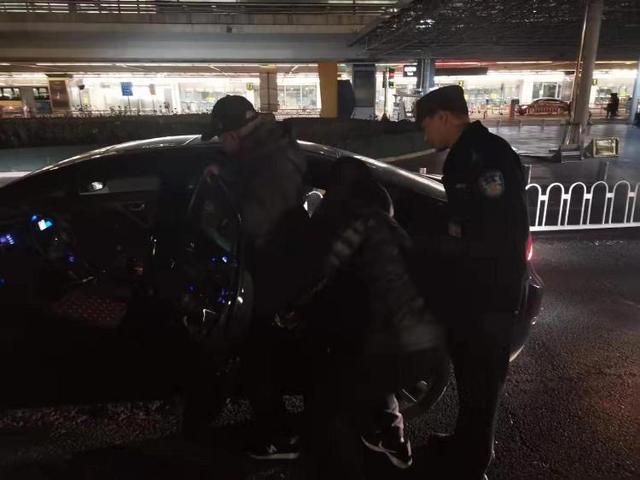 [北京日报客户端]寒冷冬夜，首都民警热心帮助84岁走失老人回家