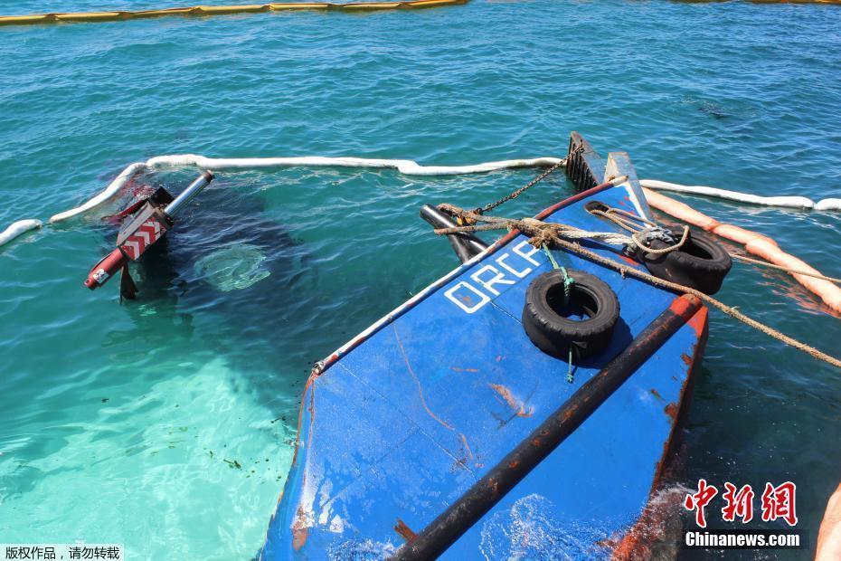「海外网」厄瓜多尔一驳船沉没 载2吨柴油引发大规模泄漏