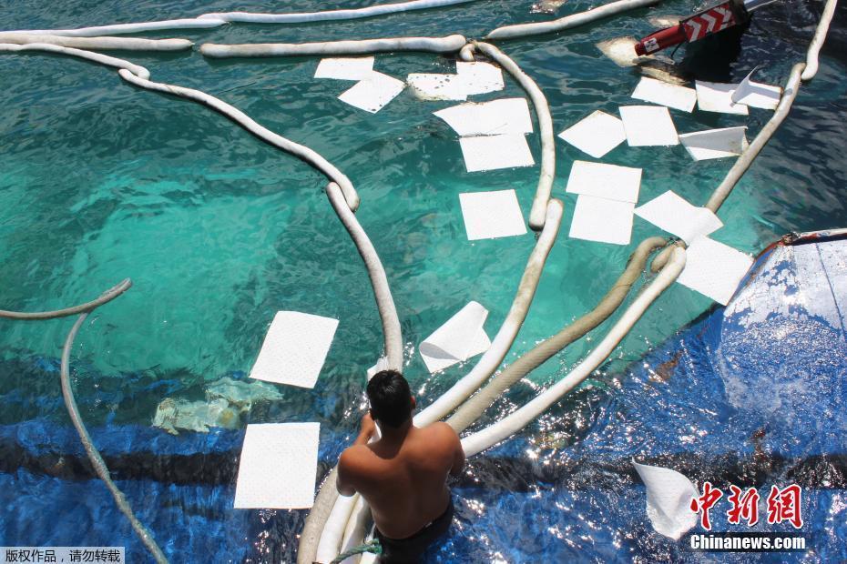 「海外网」厄瓜多尔一驳船沉没 载2吨柴油引发大规模泄漏