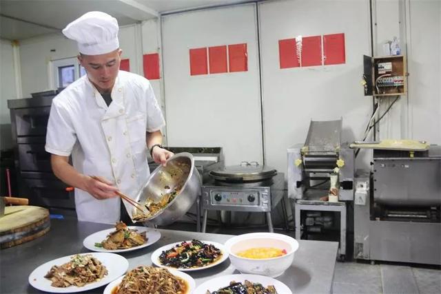 [中国侨网]一大波美食来袭！中国维和部队在非洲演绎“炊事班的故事”