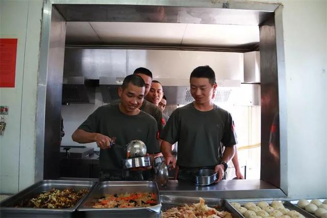 [中国侨网]一大波美食来袭！中国维和部队在非洲演绎“炊事班的故事”