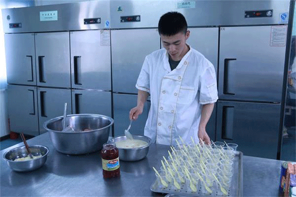 [中国侨网]一大波美食来袭！中国维和部队在非洲演绎“炊事班的故事”