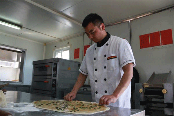 [中国侨网]一大波美食来袭！中国维和部队在非洲演绎“炊事班的故事”