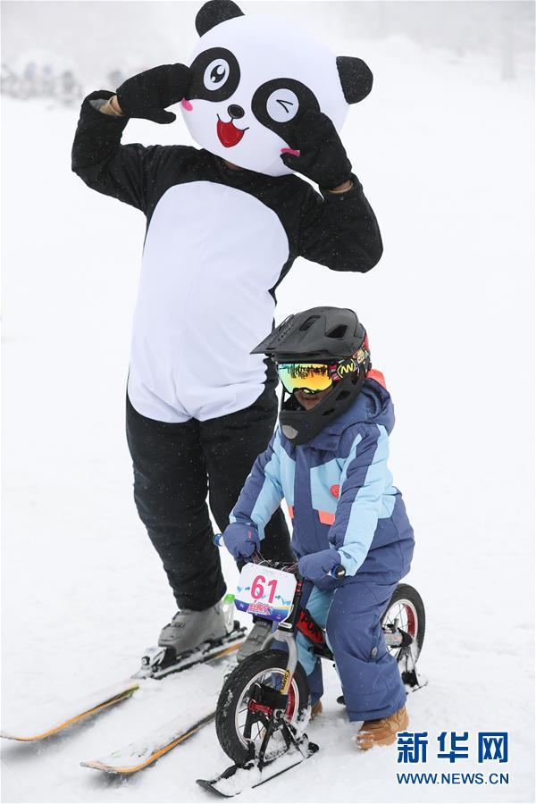 新华网：成都西岭雪山迎来冰雪季