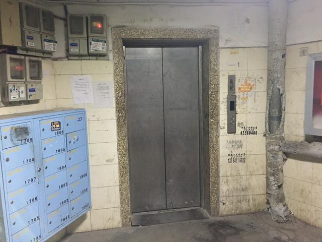 「北京日报客户端」明明两台电梯，为何只开一台？没准维保合同里有猫腻
