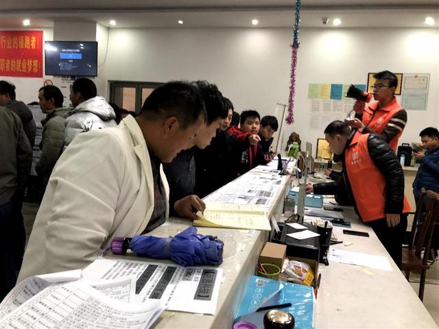 【上观新闻】临时工做满两个月，就额外奖励一万多？诱人“红包”背后满是套路