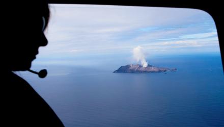 上观新闻@新西兰火山喷发后，关于火山旅游安全问题，人们应该知道些什么