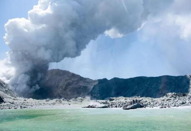 上观新闻@新西兰火山喷发后，关于火山旅游安全问题，人们应该知道些什么