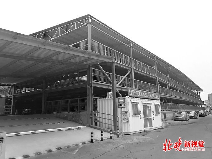 #北京晚报#梨园小镇停车场一下要缴50年租金，居民质疑：谁能保证不烂