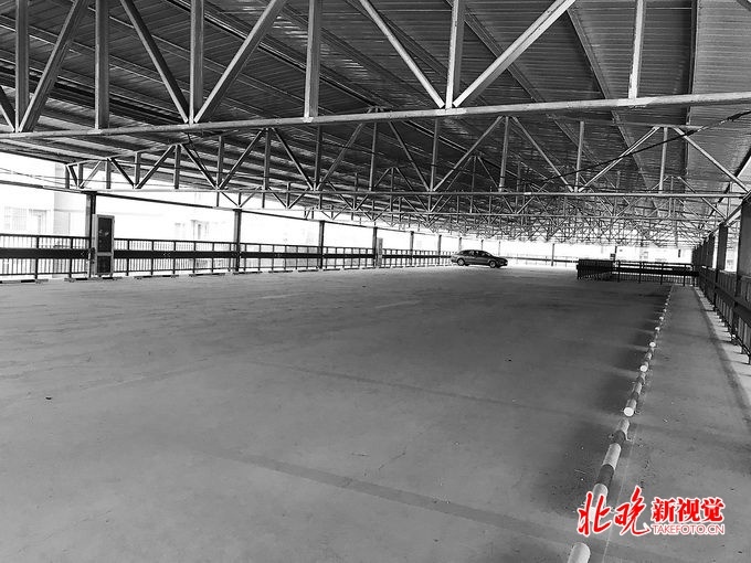 #北京晚报#梨园小镇停车场一下要缴50年租金，居民质疑：谁能保证不烂