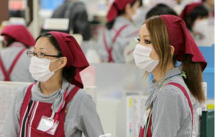 【海外网】日本一企业禁止接待顾客时戴口罩 员工不满：感冒咋办