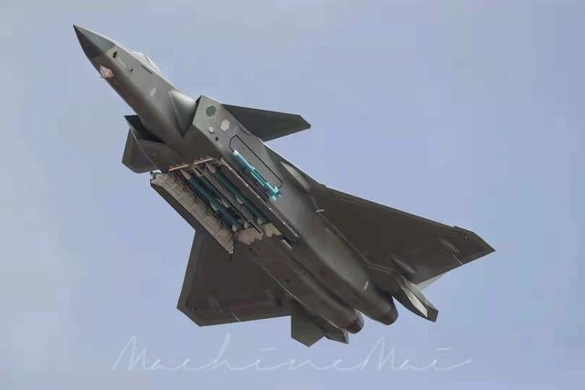 珠海航展歼20挂载4枚霹雳15和2枚霹雳10