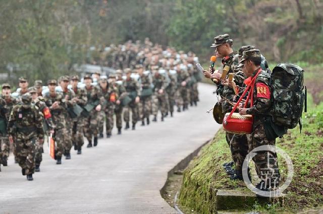 武警新兵团开展冬季野营拉练磨砺新兵血性虎气