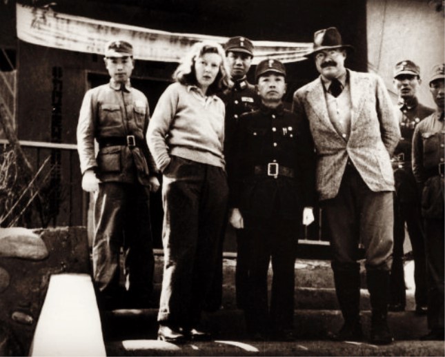 1941年，海明威（左五）和妻子玛莎盖尔虹在重庆与中国官员合影.jpg