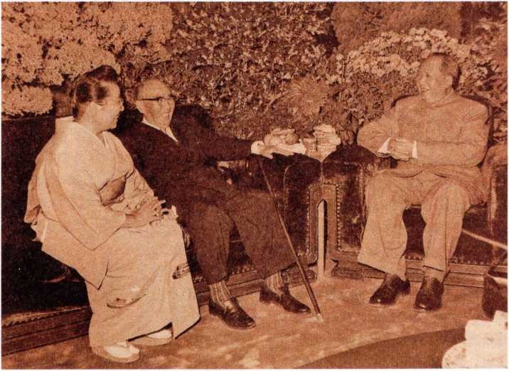 1963年10月1日，毛泽东在天安门城楼会见日本自由民主党国会议员石桥湛山和夫人.jpg